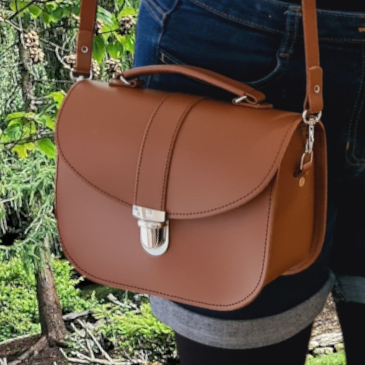 Zatchels Olympia handmade leather cross body bag in chestnut color, featuring a classic design and adjustable strap.