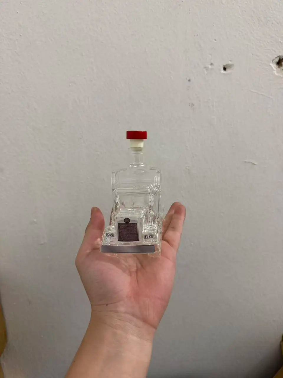 Veltora creative semi truck-shaped glass whiskey decanter, unique bourbon bottle for truck enthusiasts and whiskey fans.
