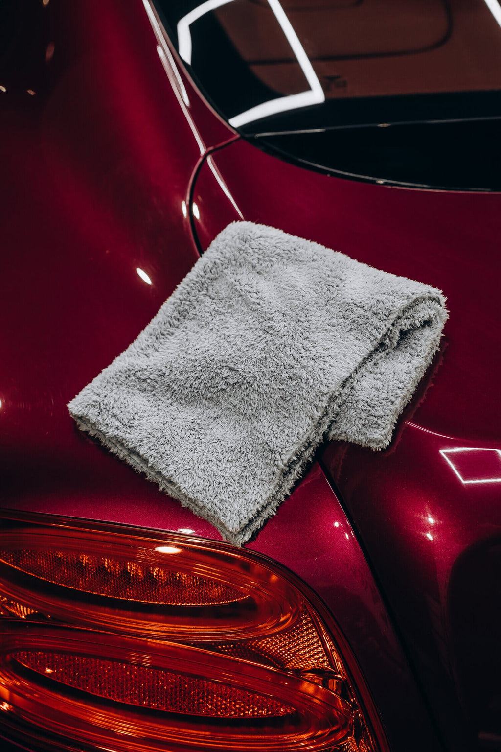 Five GoGoNano microfiber polishing cloths, 38x38 cm, soft and absorbent for cleaning and polishing surfaces.