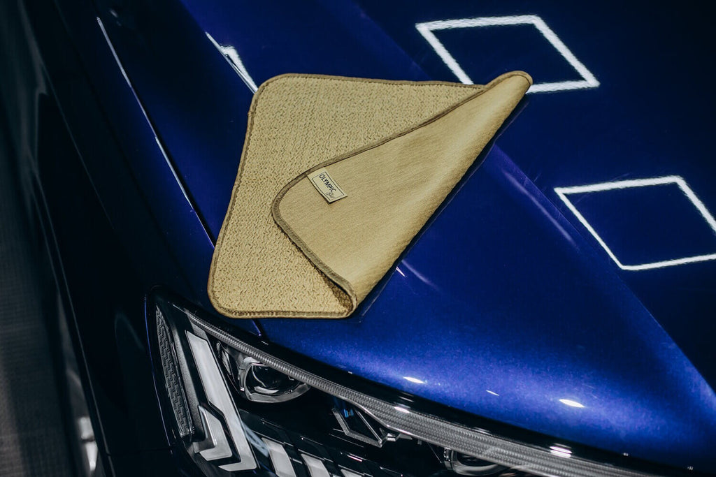 Set of five Wave Gold Glass Cleaning Cloths by GoGoNano, 36×36 cm for streak-free cleaning of glass surfaces.