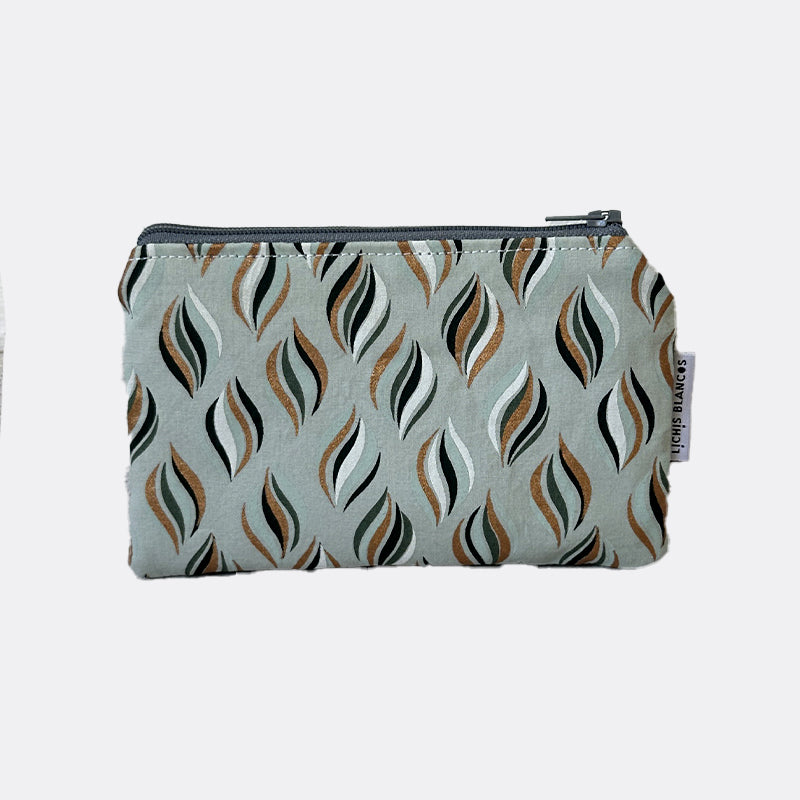 Shiny Lichis Blancos monedero bonito with sparkling metallic finish, compact coin purse with zipper closure.