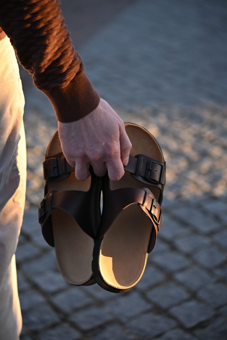 Dark brown Märt men's sandals by Omaking featuring leather straps and open-toe design for casual comfort.