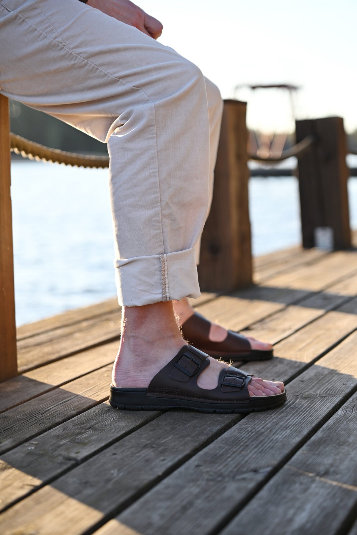 Dark brown Märt men's sandals by Omaking, featuring leather straps and sturdy soles, ideal for casual summer wear.